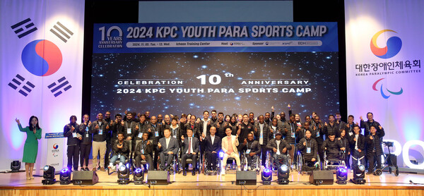 2024년 11월 6일 대한장애인체육회 이천선수촌에서 열린 2024 KPC 국제청소년스포츠캠프 환영식 참석자 단체 기념촬영 모습. ©대한장애인체육회