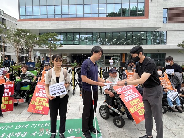 전국장애인야학협의회, 장애인대학생청년네트워크, 함께하는장애인교원노동조합이 4일 서울정부청사 창성별관에 마련된 국정기획위원회 앞에서 장애인 교육정책을 국정과제에 반영해달라고 요구했다. 국정기획위원회에 요구안 전달 모습.ⓒ전국장애인야학협의회