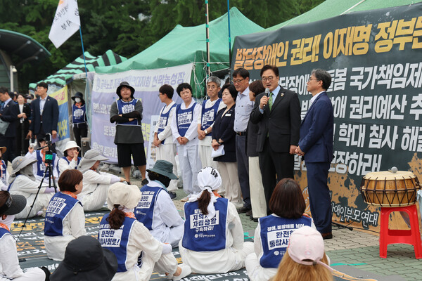 우원식 국회의장이 6월 27일 오전 국회 정문 앞에서 오체투지 농성 중인 전국장애인부모연대를 면담하고 농성 현장을 찾아 발달장애인 부모들을 위로했다.ⓒ국회