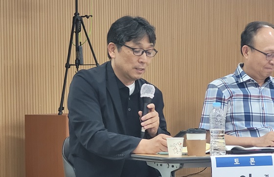 10일 오후 2시 서울 여의도 이룸센터에서 개최된 ‘돌봄통합지원법 하위법령과 시행 방안 정책 토론회’에서 토론하는 한일사회보장정책포럼 변재관 대표. ©에이블뉴스