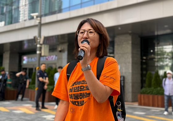 11일 오전 10시 경기도청 앞에서 개최된 ‘객관성·독립성이 무너진 경기남부장애인권익옹호기관 2025년 경기도 장애인 복지시설 인권상황 모니터링 규탄 기자회견’에서 발언하는 경기장애인부모연대 허혜영 부천지회장. ©경기장애인차별철폐연대