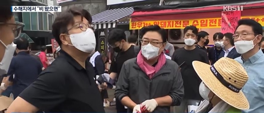 3년 전 8월 당시, 국민의 힘 김성원 의원이 ‘비 좀 왔으면 좋겠다. 사진 잘 나오게’하며 수마로 피해 본 사람들에게 망언하는 장면. ⓒKBS News Youtube 캡처