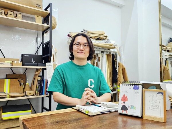 폐방화복을 업사이클링해 소방관을 돕는 119레오의 이승우 대표. ©최아영