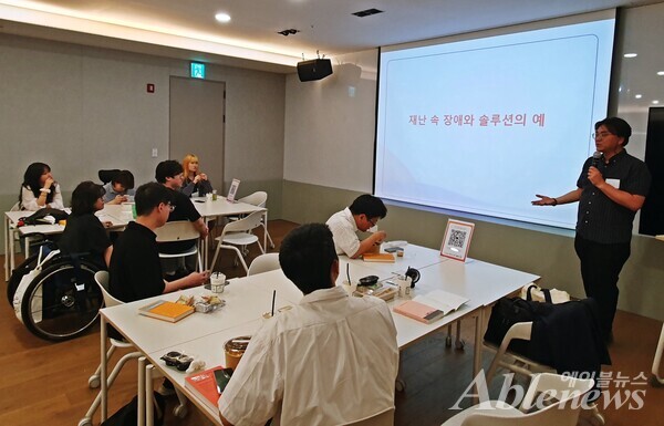 ‘쓰다: 재난 상황, 누구도 소외되지 않는 글쓰기’ 교육 모습 ©조형준
