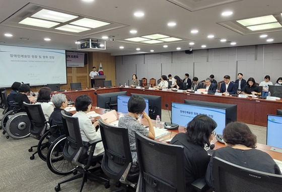 ѱ̷躹õȸ 17 ȸǿȸ ֿ  Ǹ â Ǹ  å ȸ ߴ. ©̺