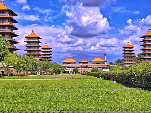 팔각탑이 둘러싼 고요한 정원. ©하석미