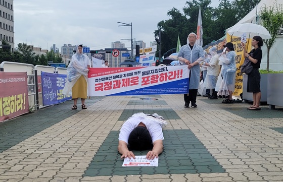 한국정신장애인연합회 신석철 상임대표가 18일 국회 앞에서 “동료지원센터 설치, 국정과제에 포함하라”고 촉구하며 오체투지 투쟁을 전개했다. ©에이블뉴스