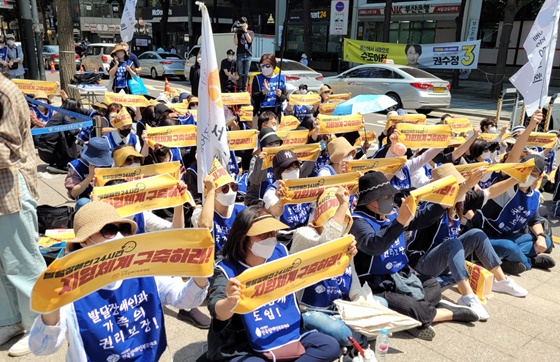 전국장애인부모연대 서울지부가 2022년 5월 27일 오전 11시 서울시청 앞에서 ‘무책임한 태도로 일관하는 서울시 규탄 결의대회’를 개최했던 모습. ⓒ에이블뉴스 DB