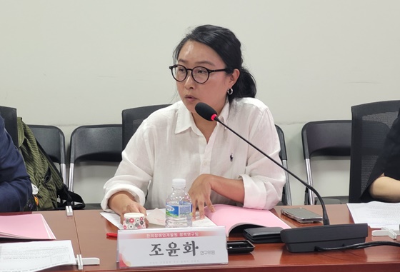 25일 국회의원회관에서 개최된 ‘제2차 장애인 건강정책 개선 간담회 : 장애인 건강보건통계사업 개선방안’에서 자문위원 의견을 제시하는 한국장애인개발원 정책연구부 조윤화 연구위원. ©에이블뉴스