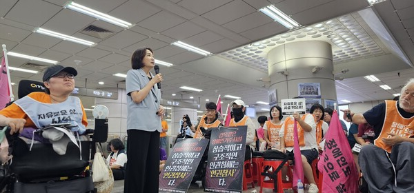 전국탈시설장애인연대(이하 연대) 등이 7월 31일 고 김진수 전국탈시설장애인연대공동대표의 1주기를 맞아 국회의사당역 농성장에서 탈시설지원법 제정을 다시금 촉구했다. ⓒ전국장애인차별철폐연대