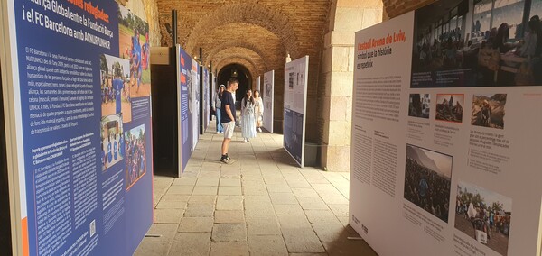 몬주익성에 전시된 올림픽 주경기장의 역사와 우크라이나 전쟁에 관한 내용들을 유심있게 보는 관광객들. ⓒ이원무