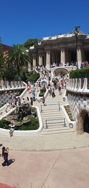 구엘공원에 있는 용의 계단, 도마뱀 분수대, 86개의 기둥들. ⓒ이원무