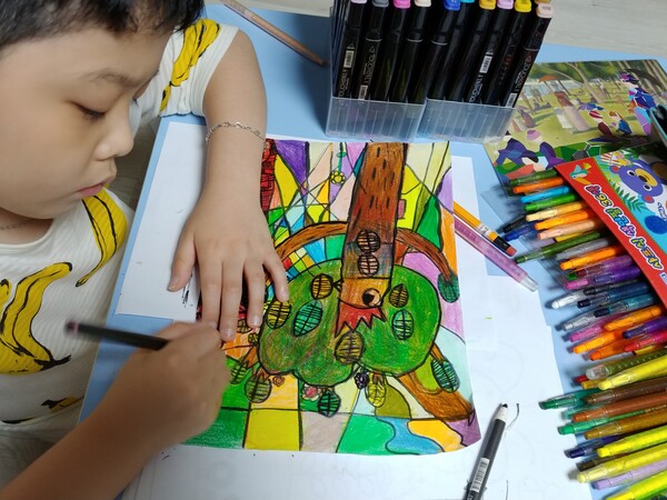   집에서 조용히 홀로 앉아  그림을 그리던 아들은 마치 학교에서의 슬픔을 스스로 위로하는 듯 했다. ©장윤경