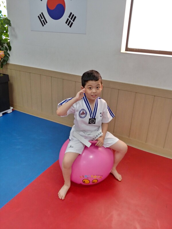 예준이의 의견을 존중했고 그 덕분에 난생 처음 일반 태권도 학원에 도전하기로 우리부부는 결심했다. ©장윤경