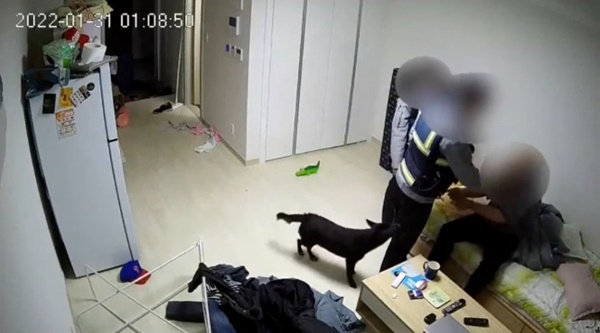2022년 1월 31일, 이웃의 신고로 경기도 평택에 거주하는 지적장애인 A씨 집에 들이닥친 경찰들이 수갑을 채운 뒤, 폭행 등을 가한 모습이 CCTV에 담긴 장면. ⓒMBC뉴스 유튜브 동영상 캡쳐