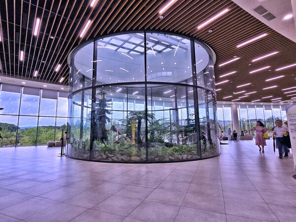 햇빛정원과 마주한 순간, 유리 온실 속 100년 된 나무와 초록이 반기는 방문자센터 로비. ©하석미