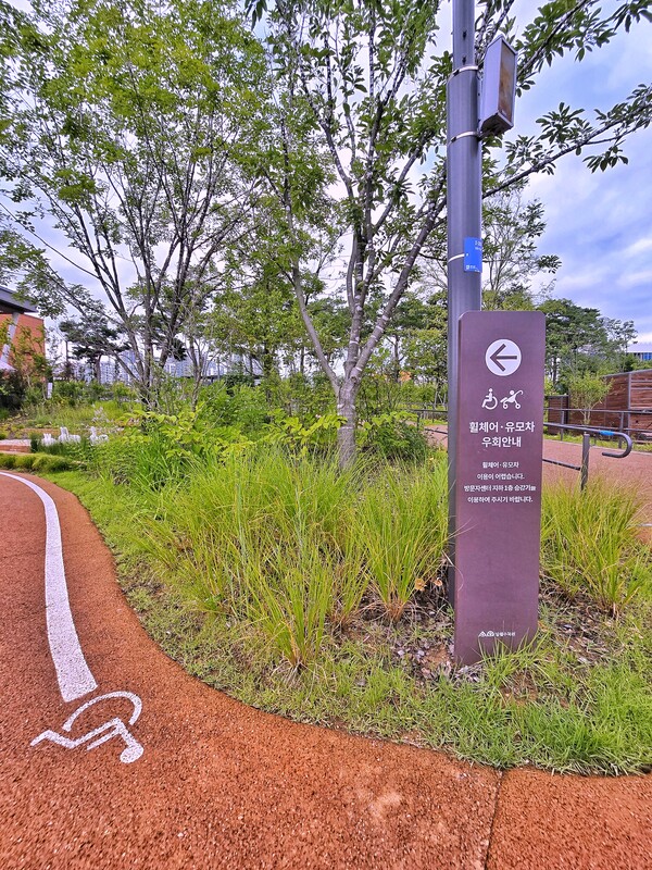 누구에게나 열린 길, 휠체어·유모차를 위한 산책로 표지판. ©하석미