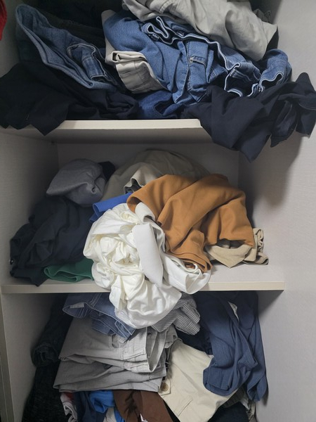 필자의 개인용 옷장의 일부로 여기 있는 옷들을 매일 다양하게 바꿔입으면서 생활하고 있다. ⓒ장지용