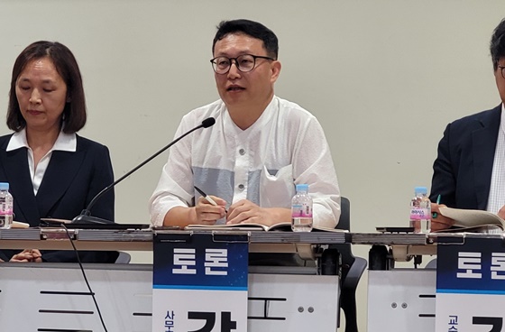 20일 오전 10시 국회의원회관에서 개최된 ‘발달장애 국가책임제 실현을 위한 조건 : 발달재활사 국가자격 도입을 위한 토론회’에서 토론하는 전국장애인부모연대 강정배 사무총장. ©에이블뉴스