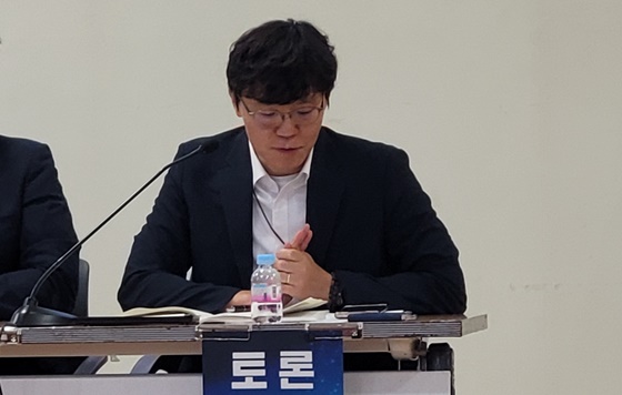 20일 오전 10시 국회의원회관에서 개최된 ‘발달장애 국가책임제 실현을 위한 조건 : 발달재활사 국가자격 도입을 위한 토론회’에서 토론하는 보건복지부 장애인건강과 임현규 과장. ©에이블뉴스
