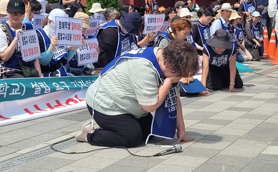 27일 서울시의회 앞에서 개최된 기자회견에서 성진학교 설립을 촉구하며 무릎을 꿇은 성동구에 거주하는 중증중복 장애학생의 어머니 권숙 씨. ©에이블뉴스