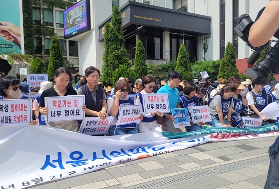 전국장애인부모연대 서울지부 등 4개 단체가 27일 서울시의회 앞에서 개최한 기자회견에서 장애부모들은 “서울시의회는 성진학교 신설안을 지체 없이 승인해 달라”고 촉구하며 다시 한 번 무릎을 꿇었다. ©에이블뉴스