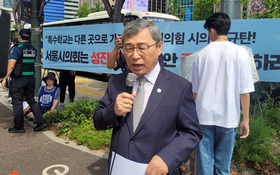 27일 서울시의회 앞에서 개최된 성진학교 설립 요구 기자회견에서 발언하는 서울시교육청 정근식 교육감. ©에이블뉴스