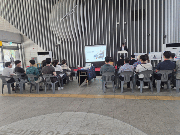 지난 8월 27일 수서역에서 국가철도공단이 장애인 실내 길안내 시스템 개발 결과물을 설명하는 전경. ©박종태