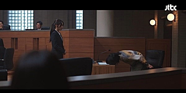 잘못했다고 고개 숙이며 사과하는 문정혜. ⓒjtbc