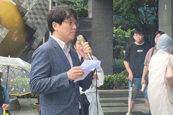 1일 오후 2시 국가인권위원회 앞에서 개최된 ‘나라키움 대학생주택 정신질환자 차별 조항 규탄’ 기자회견에서 발언하는 법무법인 디엘지 김강원 부센터장. ©에이블뉴스