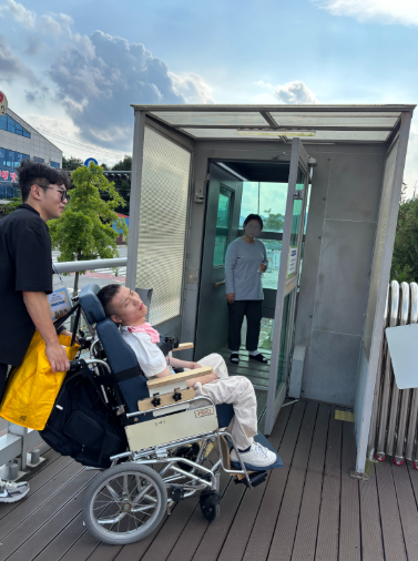 소양강 스카이워크에서는 참가자 정재근 씨가 리프트 이용을 요청했지만, 직원이 '고장 났다'며 이용하지 못했다.ⓒ한국장애인재활협회