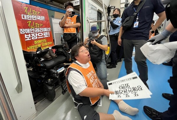 5일 오전 장애인권리예산 반영을 촉구하며 지하철 4호선에서 제63차 '출근길 지하철 탑니다' 투쟁을 펼친 전국장애인차별철폐연대.ⓒ전국장애인차별철폐연대