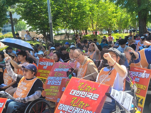 전국장애인차별철폐연대(전장연)가 5일 서울 여의도 이룸센터 앞에서 총 728조의 이재명정부 내년도 예산안에 대해 "장애인이동권 구멍난 예산", "장애등급제 가짜 폐지를 세습하는 가짜예산"이라고 비판하며 12월까지 예산 투쟁을 이어간다ⓒ전국장애인차별철폐연대