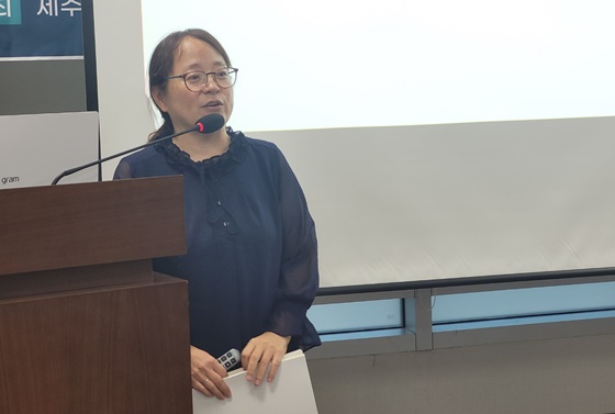 8일 오후 2시 개최된 ‘제주 장애인 권익옹호기관 성폭력 사건 후속 과제 논의를 위한 토론회’에서 발제하는 김성연 제주특별자치도장애인권익옹호기관 기관장. ©에이블뉴스