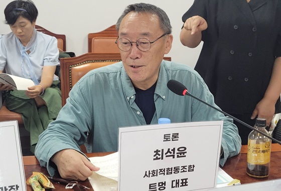 8일 오후 2시 개최된 ‘제주 장애인 권익옹호기관 성폭력 사건 후속 과제 논의를 위한 토론회’에서 토론하는 사회적협동조합 트멍 최석윤 대표. ©에이블뉴스