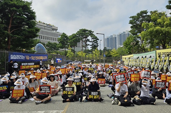 전국 언어치료학과 학생 500여 명은 8월 28일 세종시 보건복지부 청사 앞에서 “부실 실습 OUT! 관리 없는 실습 OUT! 개정안 강행 OUT!” 구호를 외치며 대규모 집회를 열었다. ©한국언어재활사협회