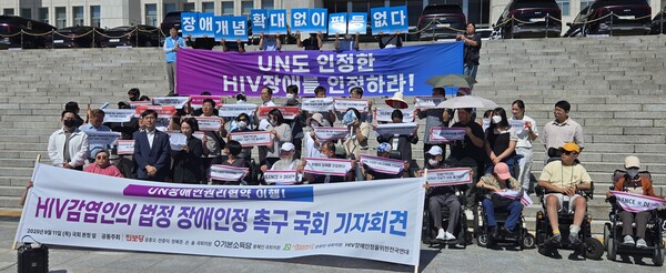 αǹ ,   12 ü  HIV( ) 11 ȸ  ȸ , HIV    ˱ߴ.