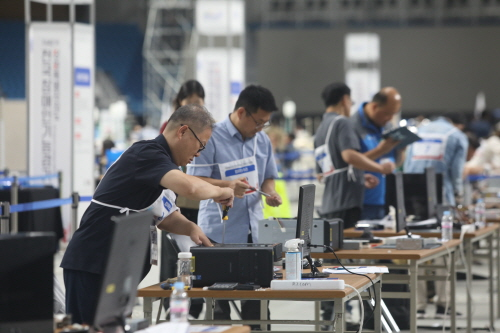 17일 강원도 강릉스피드스케이팅경기장에서 열린 제42회 전국장애인기능경기대회에서 컴퓨터수리 직종에 참가한 선수들이 대회에 집중하고 있다.ⓒ한국장애인고용공단