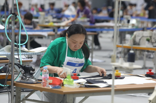 17일 강원도 강릉스피드스케이팅경기장에서 열린 제42회 전국장애인기능경기대회에서 양복 직종에 참가한 선수가 집중해 양복을 손질하고 있다. ⓒ한국장애인고용공단