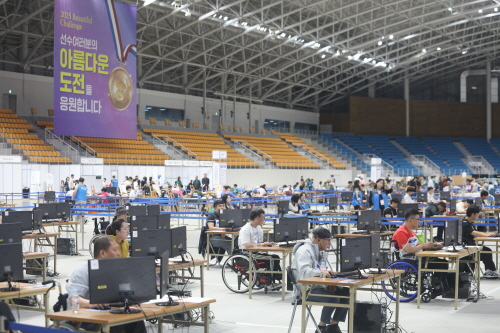  17일 강원도 강릉스피드스케이팅경기장에서 열린 제42회 전국장애인기능경기대회에서 아름다운 도전을 위해 선수들이 경기에 집중하고 있다.ⓒ한국장애인고용공단