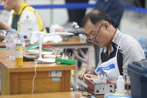  17일 강원도 강릉스피드스케이팅경기장에서 열린 제42회 전국장애인기능경기대회에서 귀금속공예 직종에 참가한 선수가 작업에 몰두하고 있다. ⓒ한국장애인고용공단