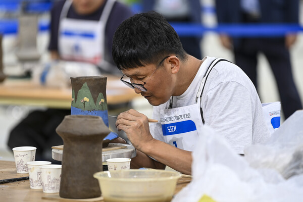  18일 강원도 강릉스피드스케이팅경기장에서 열린 제42회 전국장애인기능경기대회에서 도자기 직종에 참가한 선수가 섬세한 손길로 경기에 집중하고 있다. ⓒ한국장애인고용공단