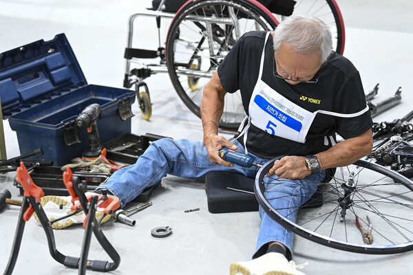  18일 강원도 강릉스피드스케이팅경기장에서 열린 제42회 전국장애인기능경기대회에서 자전거조립 직종에 참가한 선수가 경기에 집중하고 있다. ⓒ한국장애인고용공단