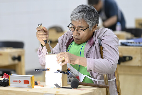 18일 강원도 강릉스피드스케이팅경기장에서 열린 제42회 전국장애인기능경기대회에서 목공예 직종에 참가한 선수가 손끝까지 집중하고 있다.ⓒ한국장애인고용공단