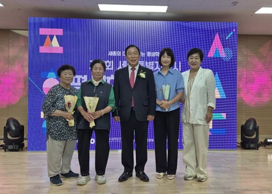 한국언어심리협회는 18일 세종시 보람종합복지센터에서 열린 제7회 세종특별자치시 평생학습 한마당에 참여해, 학습자들이 직접 쓴 시를 출품하고 성인문해교육 시화전에 함께했다. ⓒ한국언어심리협회
