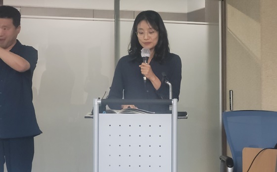 23일 오후 3시 서울 여의도 이룸센터에서 개최된 ‘장애와 이주, 이중의 차별을 넘어’ 토론회에서 발제하는 재단법인 동천 권영실 변호사. ©에이블뉴스