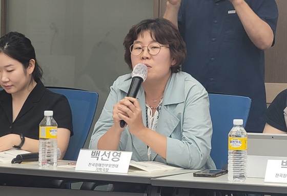 23일 오후 3시 서울 여의도 이룸센터에서 개최된 ‘장애와 이주, 이중의 차별을 넘어’ 토론회에서 토론하는 전국장애인부모연대 백선영 기획국장. ©에이블뉴스