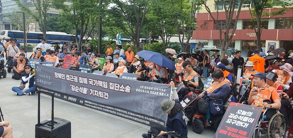 지난 6월 19일 광화문광장에서 장애인차별금지추진연대가 장애인 접근권 침해 국가책임 집단소송 ‘김순석들’ 기자회견을 개최한 전경. ⓒ이원무