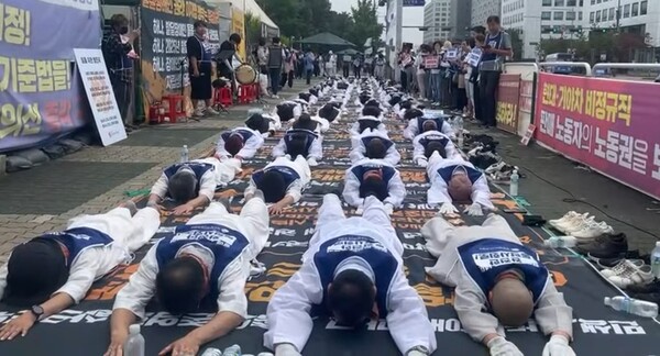 올해 6월 16일 국회 앞에서 이재명 대통령의 공약인 ‘발달장애인 돌봄 국가책임제’를 국정과제에 담아달라며 전국장애인부모연대 등 장애인단체들이 100배 제자리 오체투지를 진행하는 모습 ⓒ전국장애인부모연대 유투브