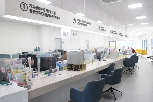 옥서면행정복지센터 1층 민원실 창구는 턱을 낮추고 밑에 휠체어가 들어갈 공간이 마련됐다. ©박종태